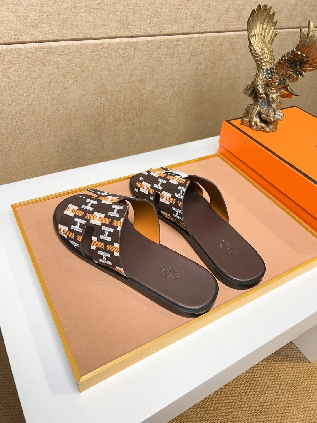 Men's clothing and shoes 💰280 💅💅💅 new arrival. Hermes Hermes official website latest counter synchronized new oran color leather H slippers, the original Paris version flew back to the original model and opened the mold to make it perfectly🍌The highest quality Sincerity, you can enter and leave the counter at will [Deyi] The upper is made of original customized  colored palm prints, crocodile print, ostrich print, colored cow leather, colored cow suede, 🤔 horse hair, 🥳 colored diamonds, 🥰 3D printing, and other genuine leather slippers, imported cow pattern foot pad lining, Italian  latest original genuine leather combination outsole Code number: 38-48 (customized at 46.47.48) Can be made into picture combination sole with genuine leather pattern and ordinary molded outsole